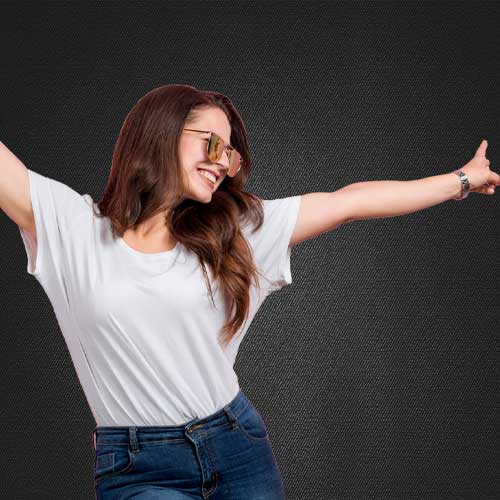 مدل زن با بک گراند مشکی